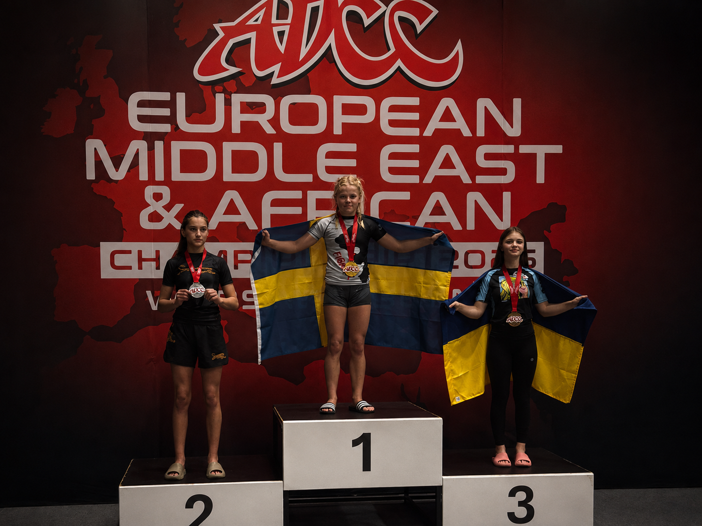 Carma Sandqvist på prispallens översta plats med svenska flaggan vid ADCC European, Middle East & African Championship